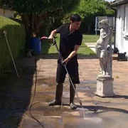 Dušan Holub při čištění kamenné terasy v Anglii