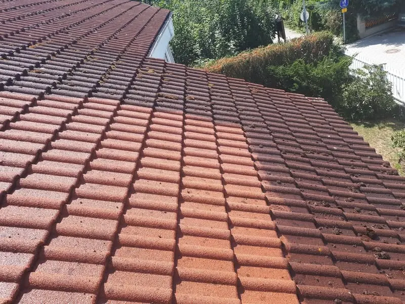 Skutečná zakázka HOLUB: střešní krytina – jeden záběr, dva stavy – levá část krytiny vyčištěná, pravá s tmavým nánosem.