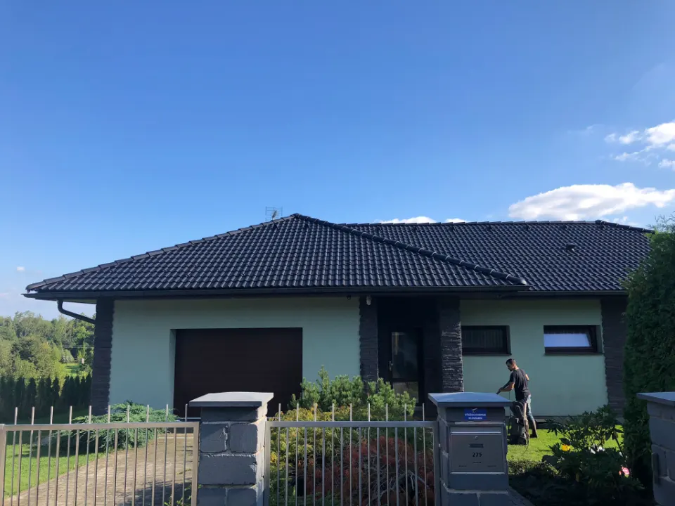 Střecha bungalovu. Po: bungalov s tmavou střešní krytinou.