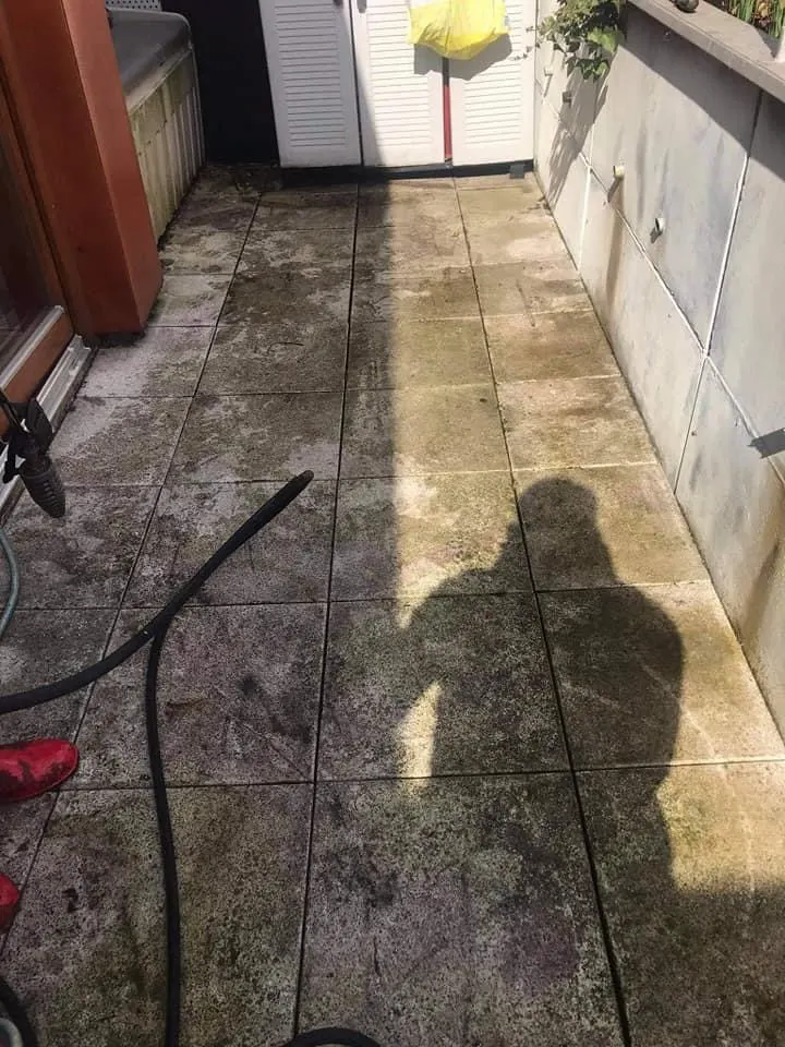 Dlažba terasy u zábradlí – před
