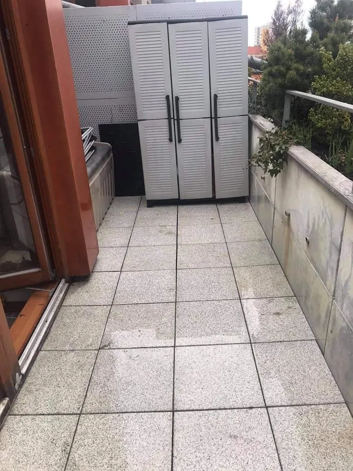 Dlažba terasy u zábradlí – po