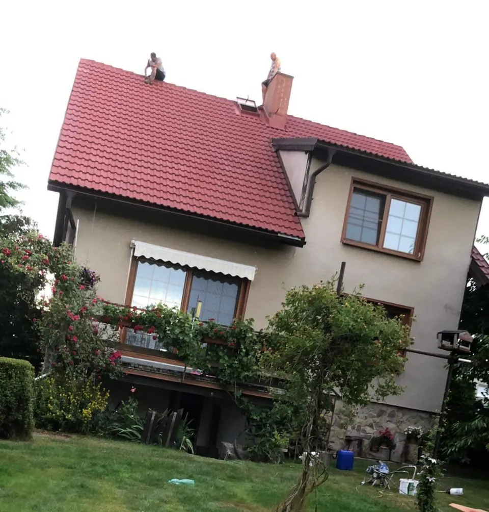 Rodinný dům s obnovenou krytinou. Po: rodinný dům s červenou krytinou, pohled ze zahrady.