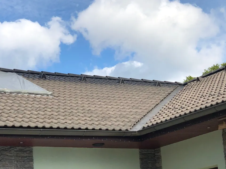 Krytina u okapu. Po: detail hotové střešní krytiny a okapu.