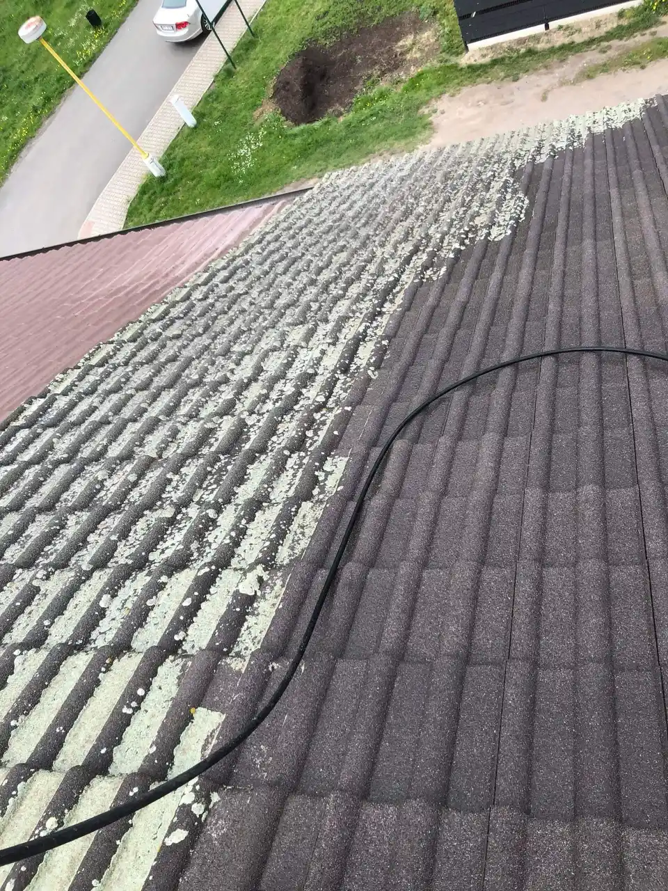 Skutečná zakázka HOLUB: betonová střešní krytina – vlevo lišejník, vpravo po čištění